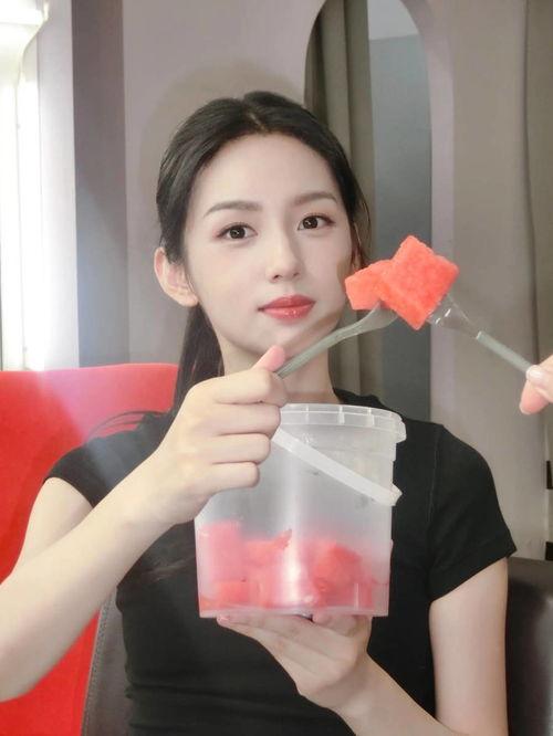 娱乐吃瓜酱薛小碗,娱乐吃瓜界的“瓜王”传奇 第3张 娱乐吃瓜酱薛小碗,娱乐吃瓜界的“瓜王”传奇 第3张